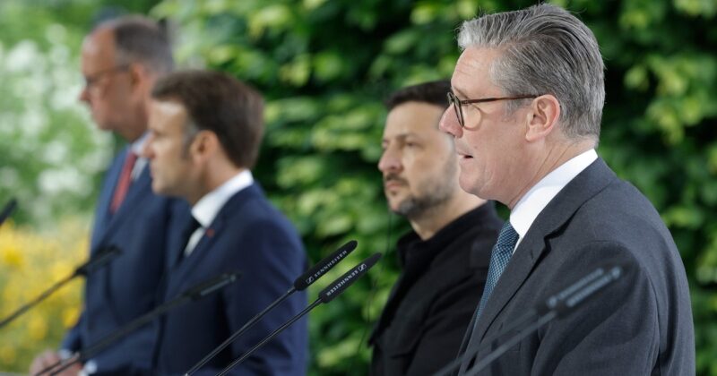 „Koalicja chętnych” czeka na ruch Rosji. Niejasna sytuacja między Indiami i Pakistanem. Podsumowanie dnia