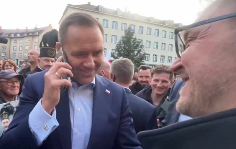 Nawrocki w rozmowie z… żoną wyborcy. „Mąż już wraca”