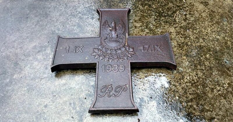 Rosjanie zniszczyli polski pomnik. MSZ reaguje. „Oburzająca prowokacja”