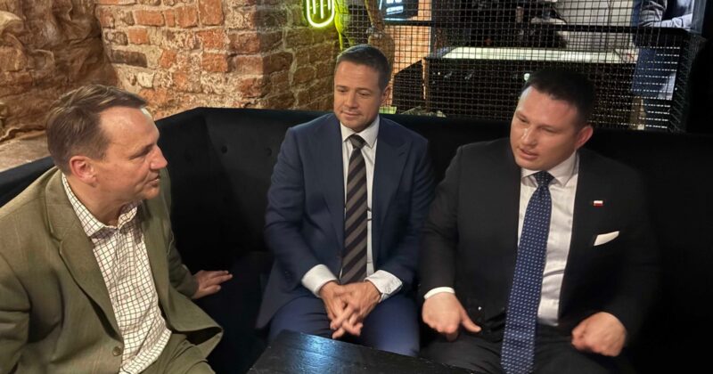 Mentzen, Trzaskowski i Sikorski przy piwie. Są kulisy. „Tak oto spotkali się w jednym miejscu”