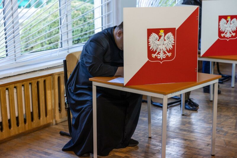 „Za Polską, czy za Niemcami. Pan z wami!”. Oto jak wygląda „aksamitna” agitacja księży