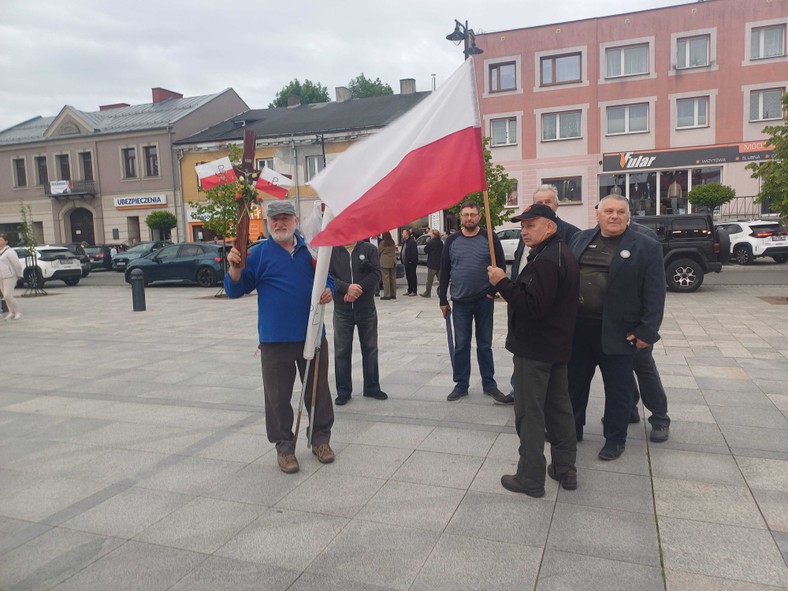 Kulisy debaty w Końskich. Emocje wyborców PiS i PO wzięły górę. „Zwieźli ich tu”