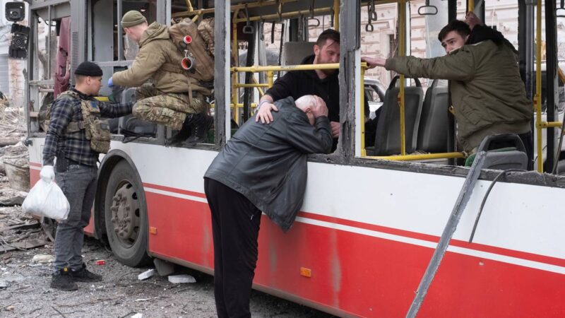 Ewakuacja kolejnych wiosek w Ukrainie. „Ciągłe zagrożenie życia”