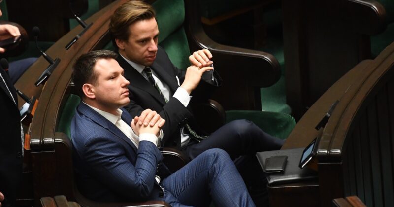 „Czekaliśmy, by ruszyć z szarżą”. Tak Konfederacja walczy z PiS o wyborców prawicy