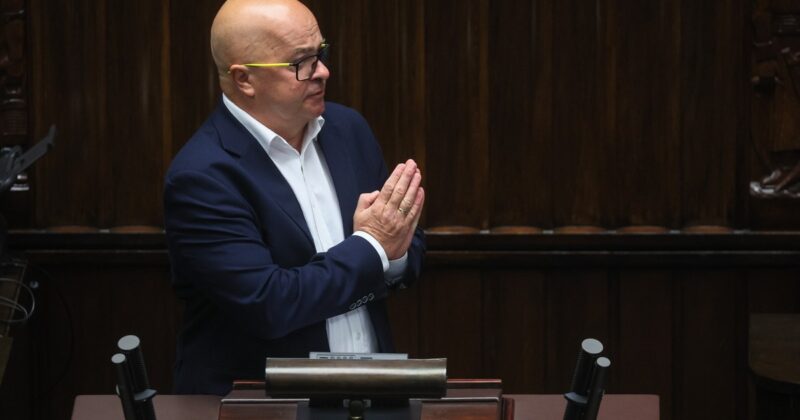 Польский депутат от партии "2050" возмущен публикацией Шимона Холовни. «Унизительно»