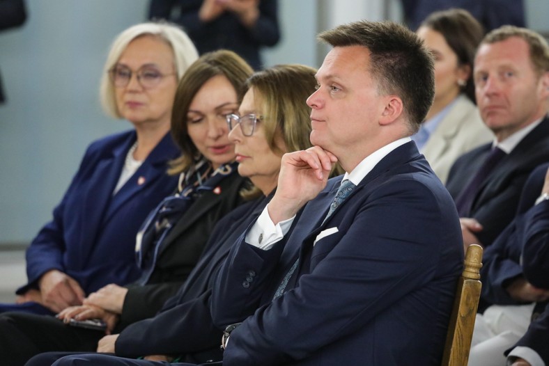 POLITICO: Szymon Hołownia staje się problemem dla Donalda Tuska. Niegdyś „cudowne dziecko” polskiej polityki, teraz jest słabym ogniwem koalicji