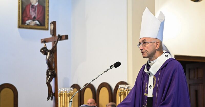 Proboszcz zamordował bezdomnego. Poruszające słowa biskupa na pogrzebie. „Jesteśmy zmasakrowani”