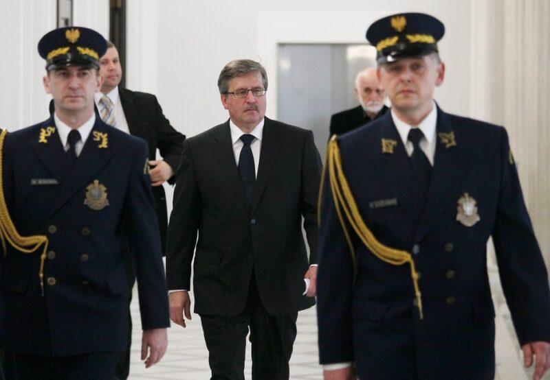 Bronisław Komorowski usłyszał od Radosława Sikorskiego dwa zdania. „Szykuj się”