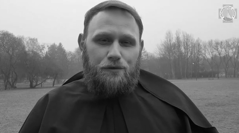 Pielgrzymki do zmarłego ks. Łukasza Prausy czy do objawień Maryi? Świeże kwiaty na „polanie cudów”