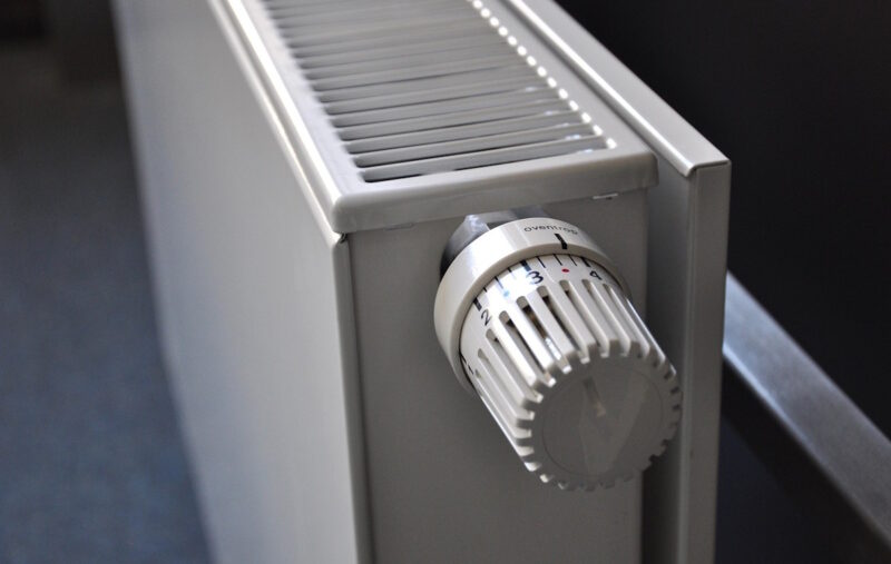 „Uśmiechnijcie się brygada!”. Podwyżki ciepła w całej Polsce