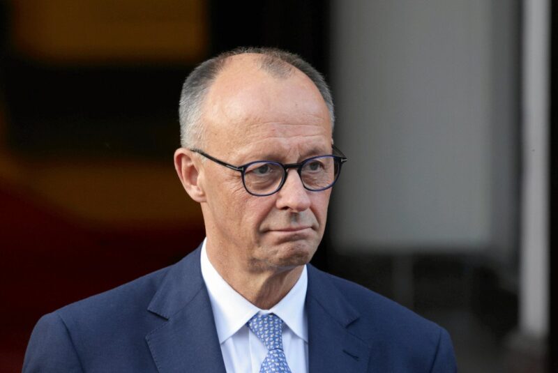 AfD pnie się w górę, a Berlin śpi. Media alarmują: „Kanclerz Merz powinien się niepokoić”