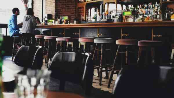 Hiszpania znów na wojnie z turystami. Tym razem poszło o „pub-crawling”