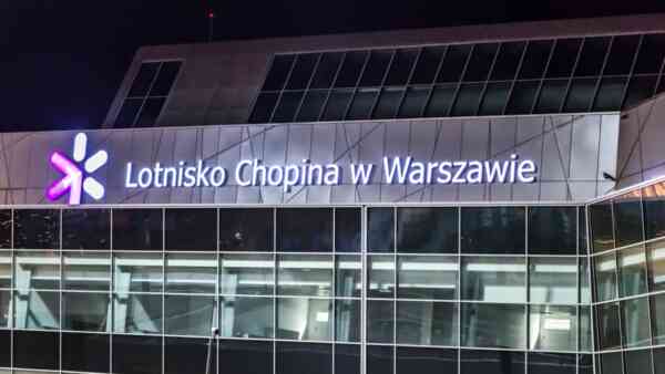 MSWiA reaguje ws. sytuacji na Okęciu. „Kobiet nie sprawdzano. Szukano mężczyzny”