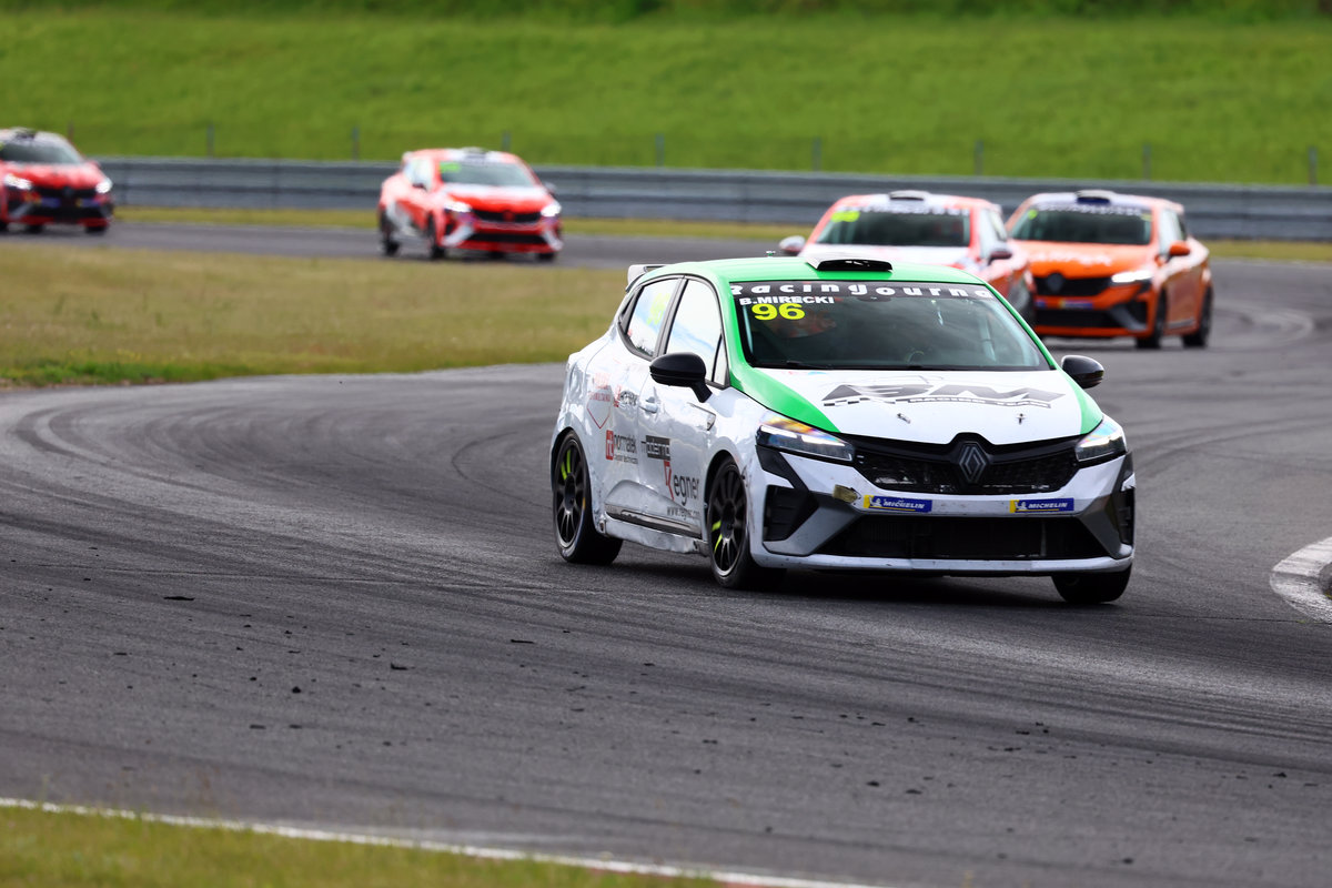 Polak znów zwycięża w Clio Cup Bohemia