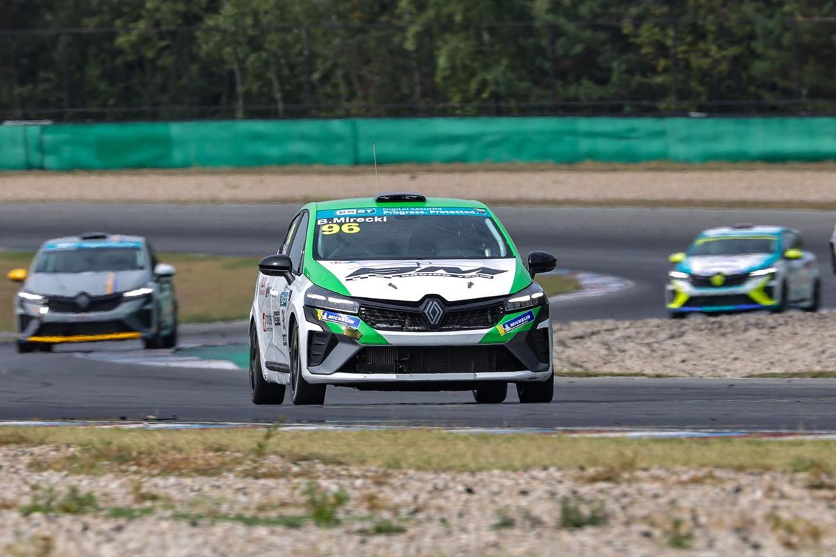 Polski kierowca wciąż w walce o tytuł Clio Cup Bohemia
