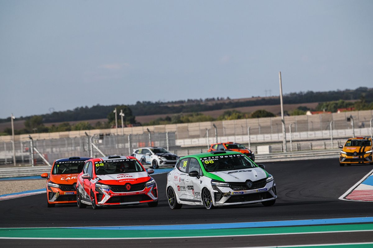 Dwóch Polaków na podium finału sezonu Clio Cup Bohemia