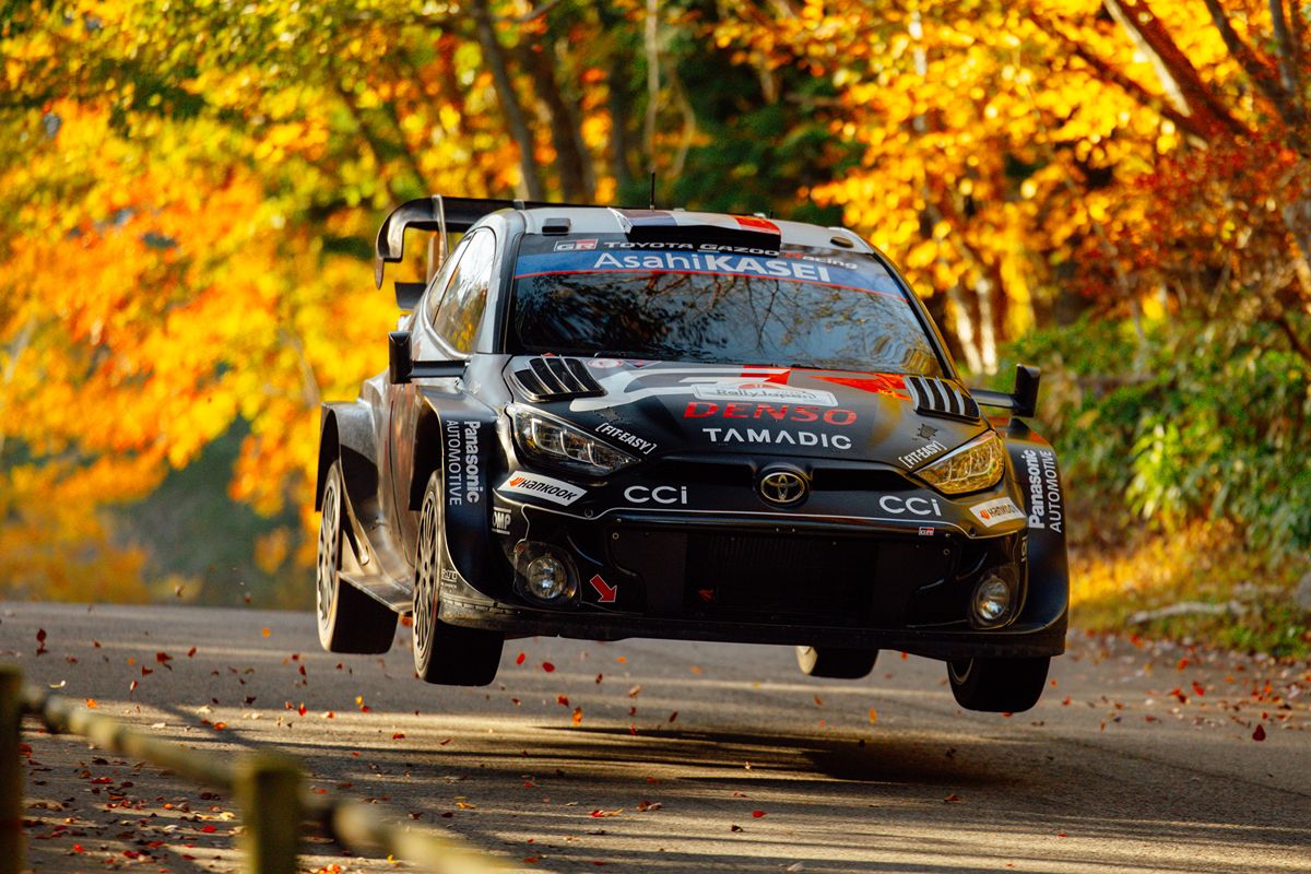 Ogier prowadzi po piątkowym etapie. Toyota dominuje w Japonii