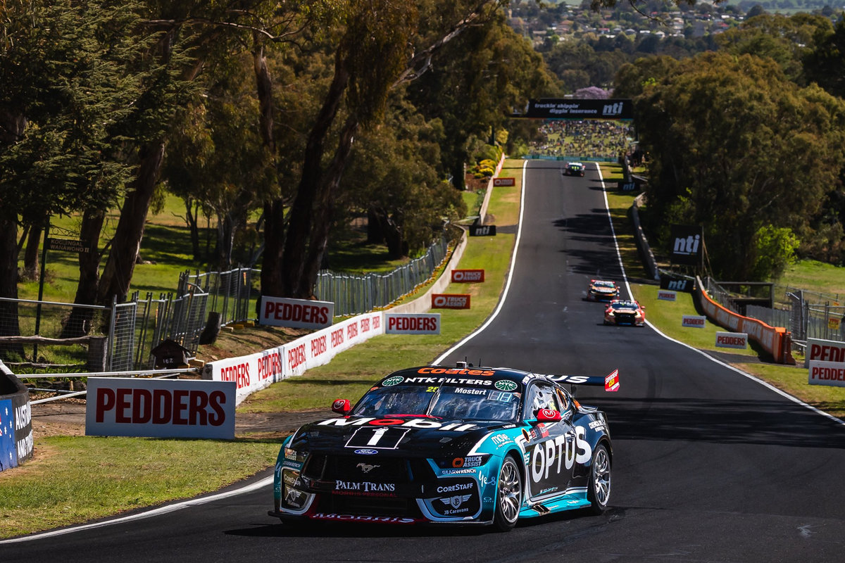 Odpadł z wyścigu, więc poszedł z kibicami na piwo