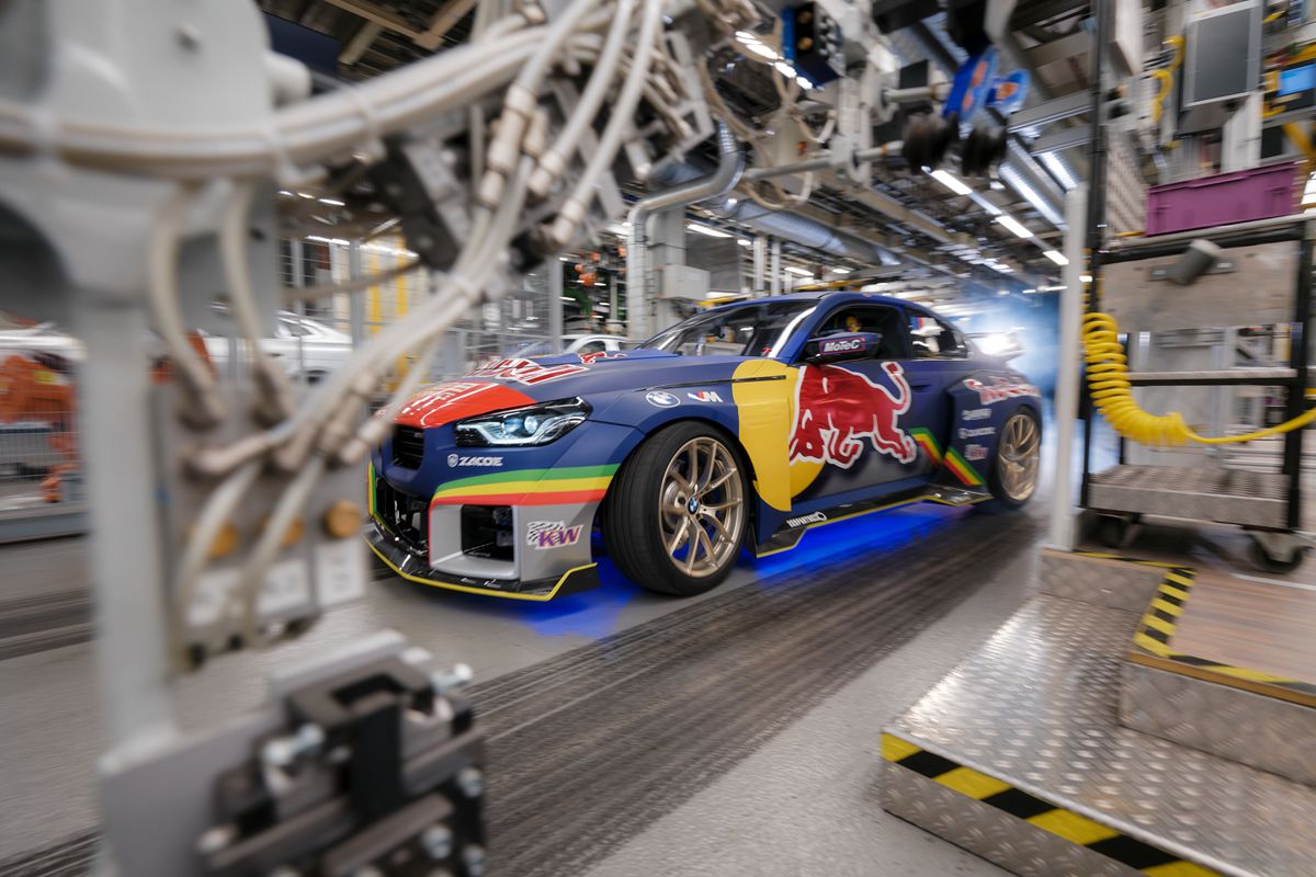 BMW wpuściło driftowóz do środka własnej fabryki