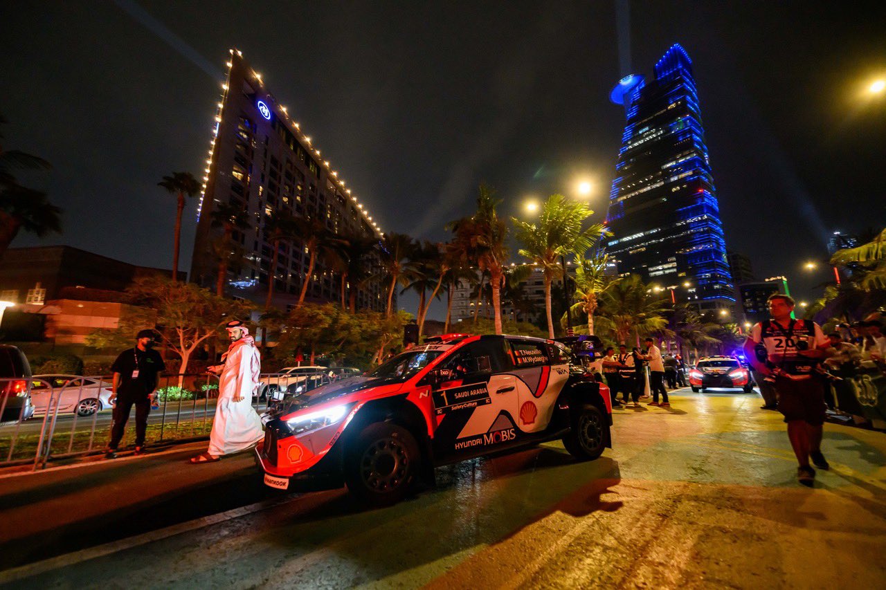 Tänak najszybszy na OS1 Rajdu Arabii Saudyjskiej, Kajetanowicz liderem WRC2