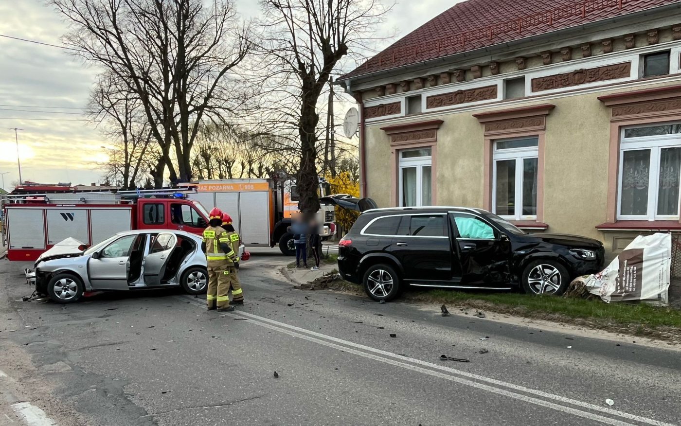 Tak skończyło się wymuszenie pierwszeństwa. Seat zderzył się z mercedesem
