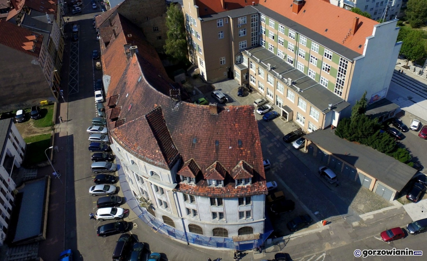 Budynek przy Obotryckiej wciąż popada w ruinę. Zamiast wielkiej przebudowy, zostanie zabezpieczony dach