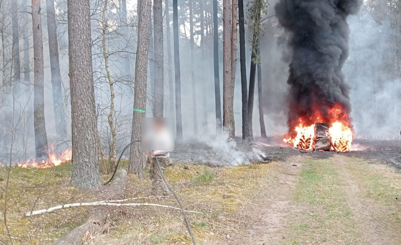 Pożar ciągnika na leśnej drodze. Ogień rozprzestrzenił się na drzewa