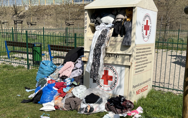 Pojemnik PCK przy ul. Zuchów wygląda jak osiedlowy PSZOK