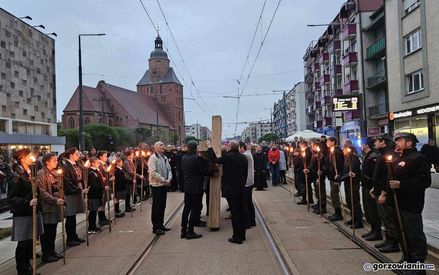 Droga Krzyżowa przeszła ulicami Gorzowa. Wierni nieśli krzyż w blasku pochodni
