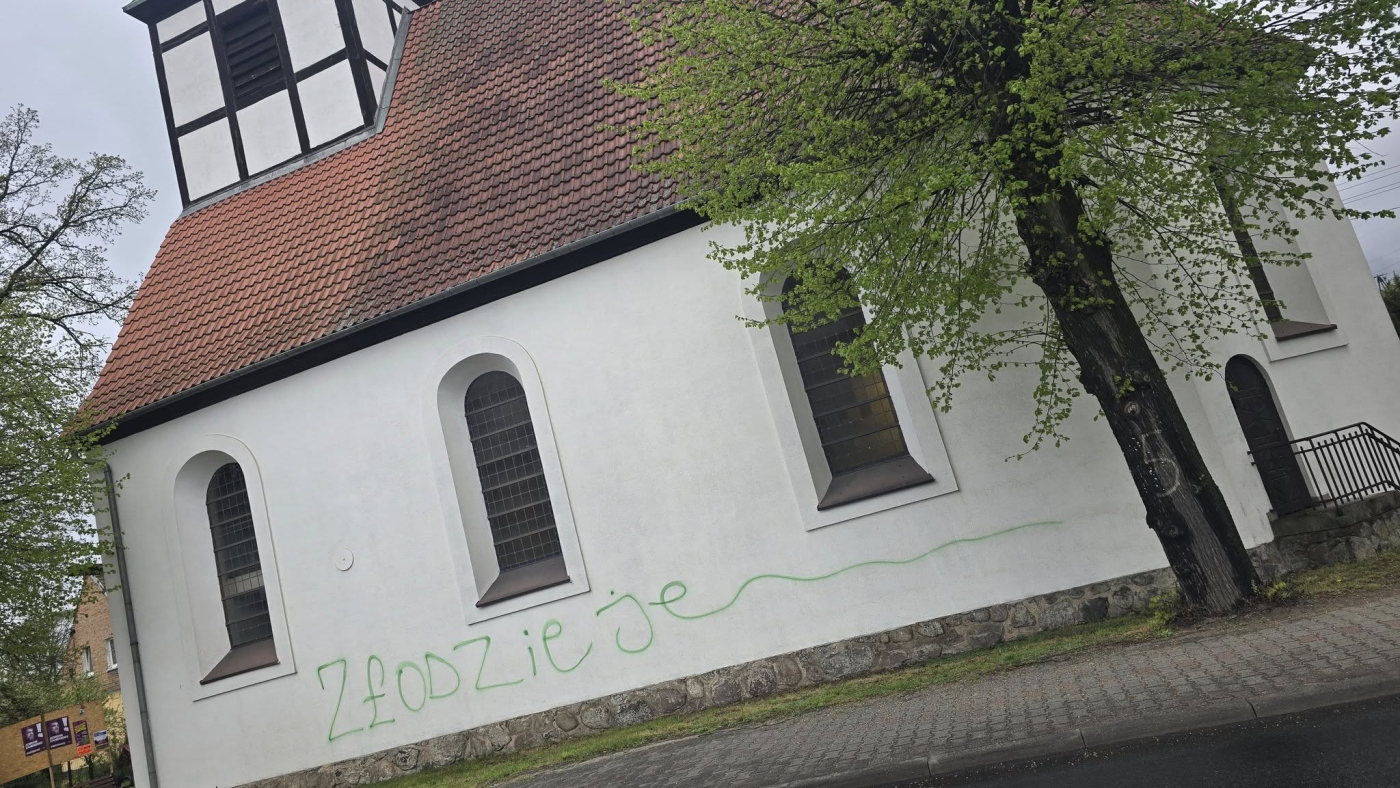 Wandale w akcji. Na ścianie kościoła ktoś napisał "złodzieje"