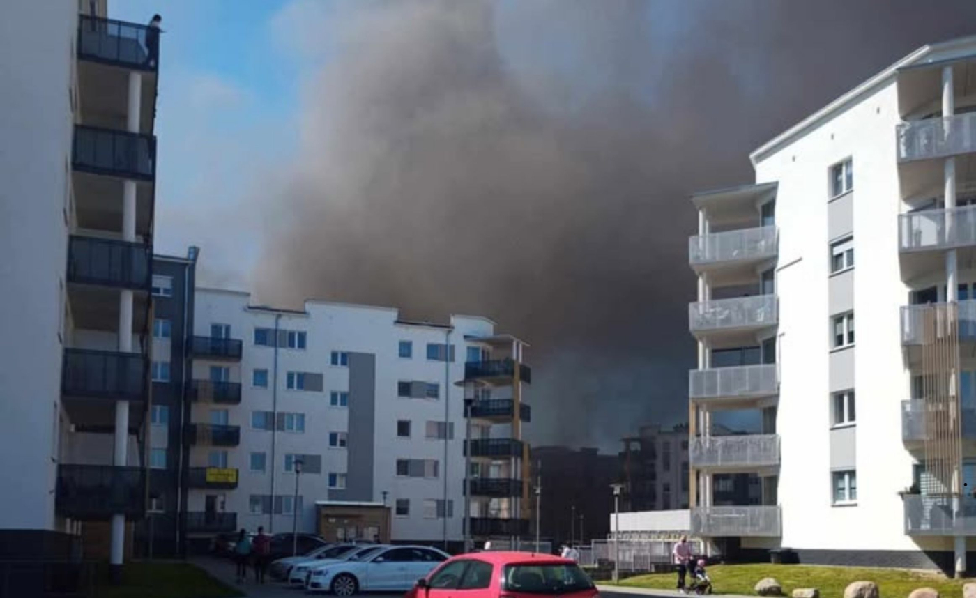 Pożar na budowie bloków na os. Europejskim. Dym widać z kilku kilometrów