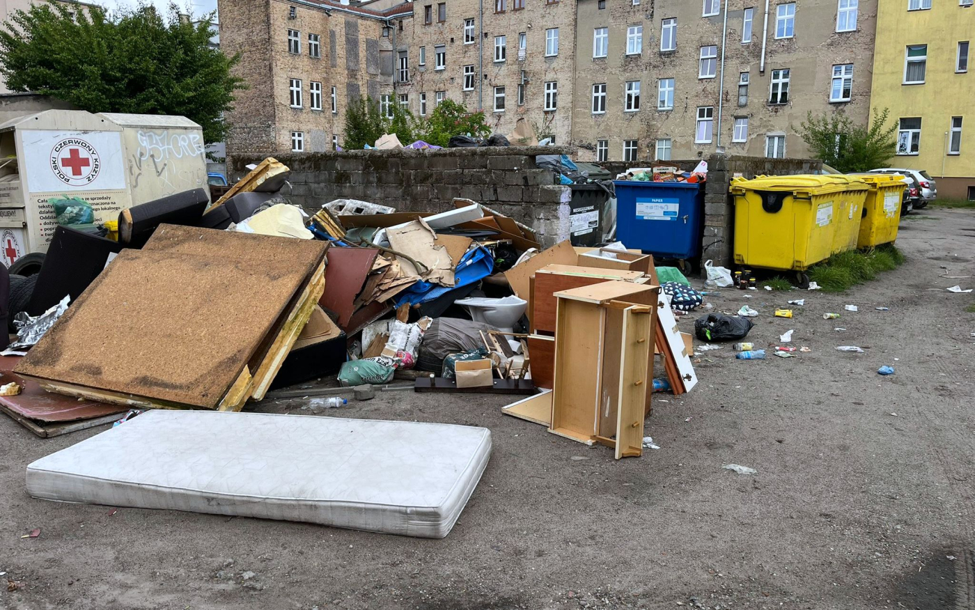 Śmieci podrzucane busami. Dzikie wysypisko w centrum Gorzowa