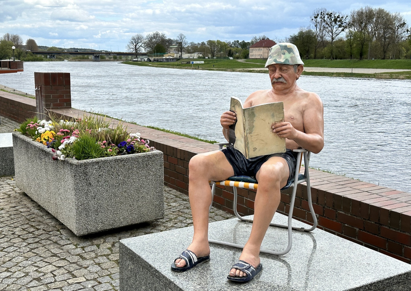 Rzeźba Janusza Gorzowskiego nie wróci jeszcze na bulwar