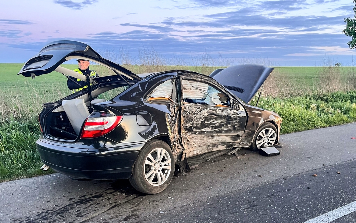 Roztrzaskał mercedesa o drzewo. 19-latek miał prawo jazdy od trzech miesięcy