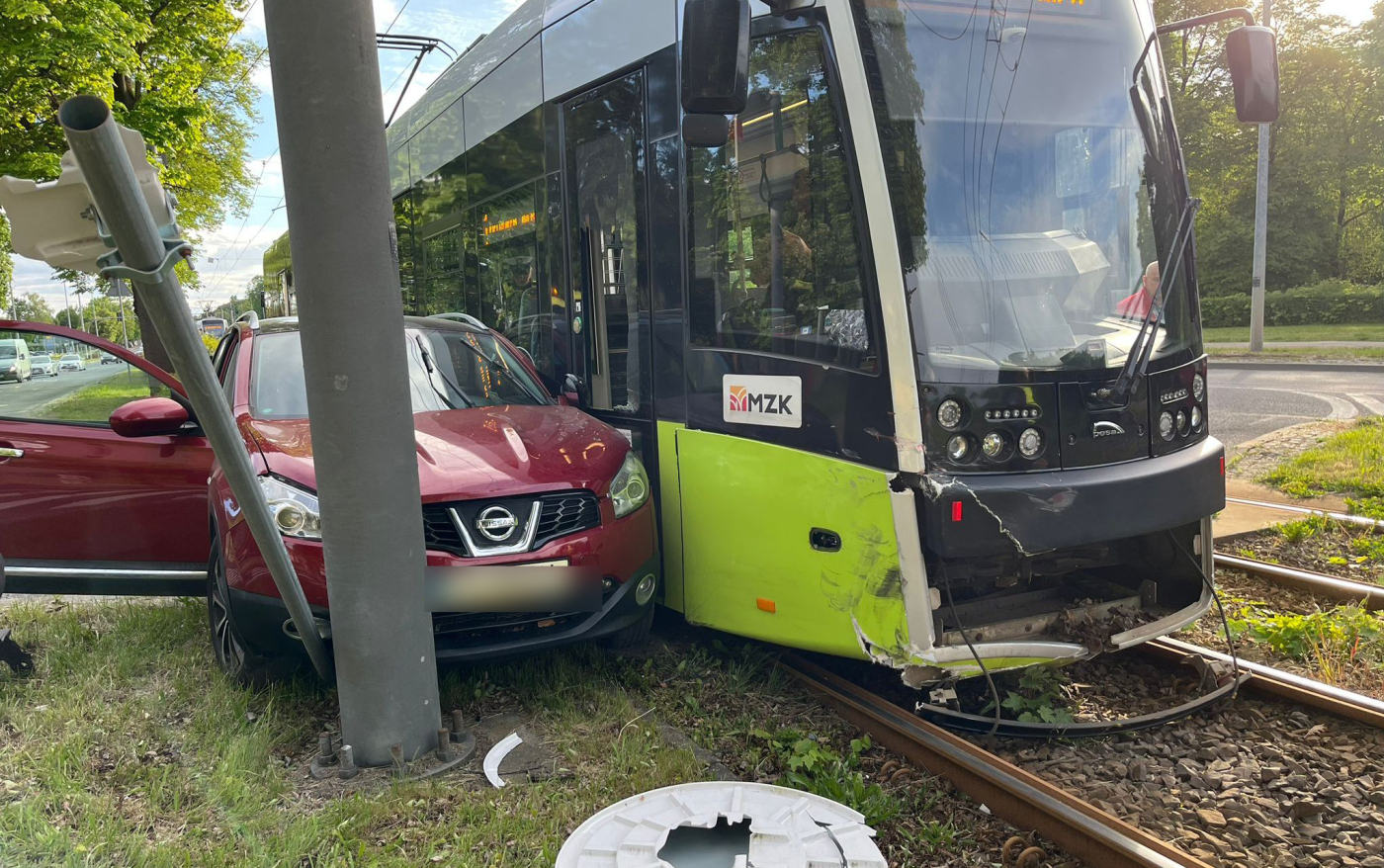Kierujący nissanem wjechał wprost pod tramwaj. Zignorował znak stop