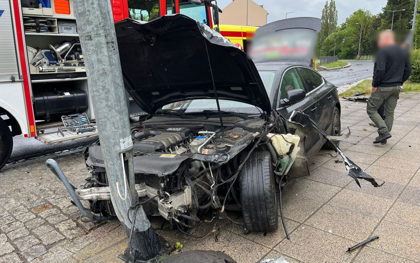 Pijany kierowca audi przebił barierki i roztrzaskał się o latarnię na Grobla