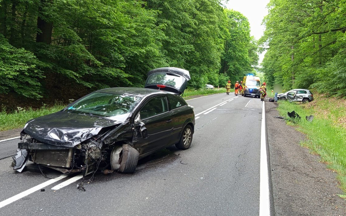 Wypadek na DK22. Rozbity opel, volkswagen i peugeot