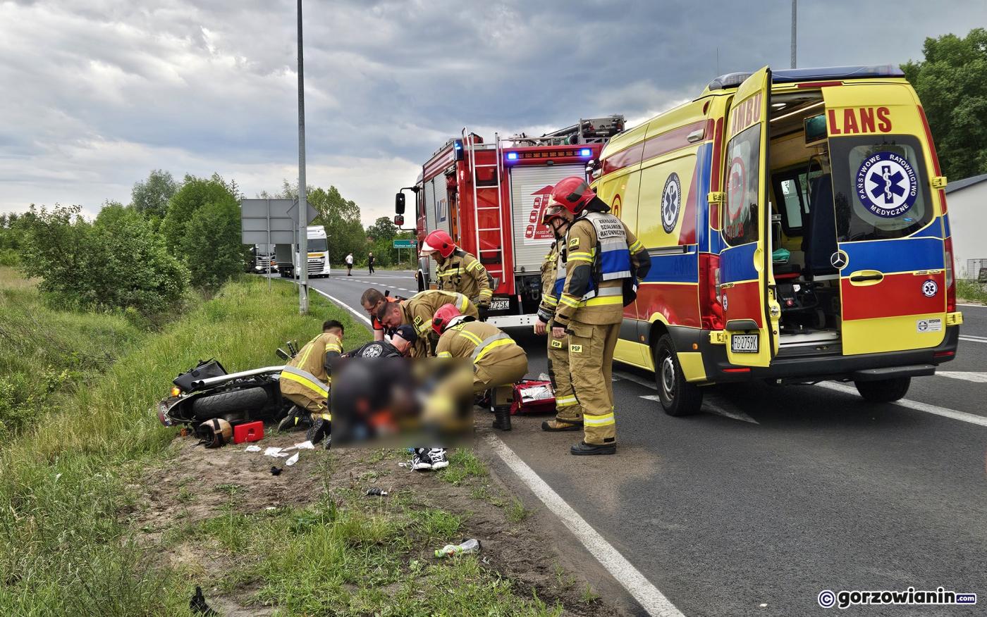 Skoda zderzyła się z motocyklistą. Lądował śmigłowiec LPR