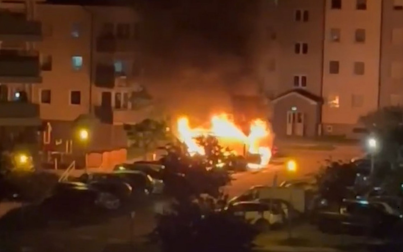 Nocny pożar w Gorzowie. Spłonęła wiata i zaparkowany samochód