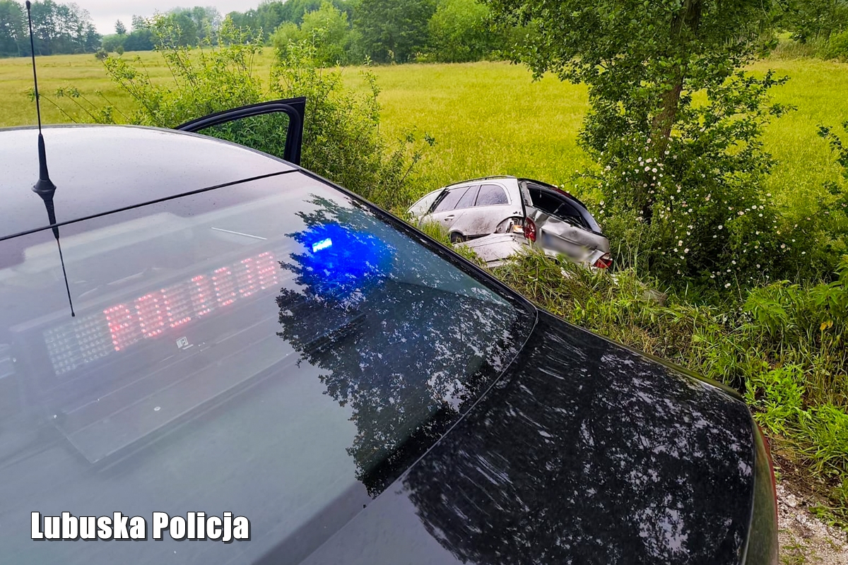 205 punktów karnych za ucieczkę mercedesem. Szalony policyjny pościg zakończony w rowie