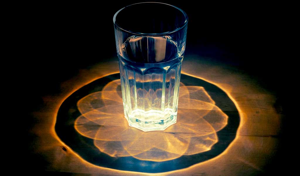 Magia picia ciepłej wody: rytuał, który pokochają Twoje jelita