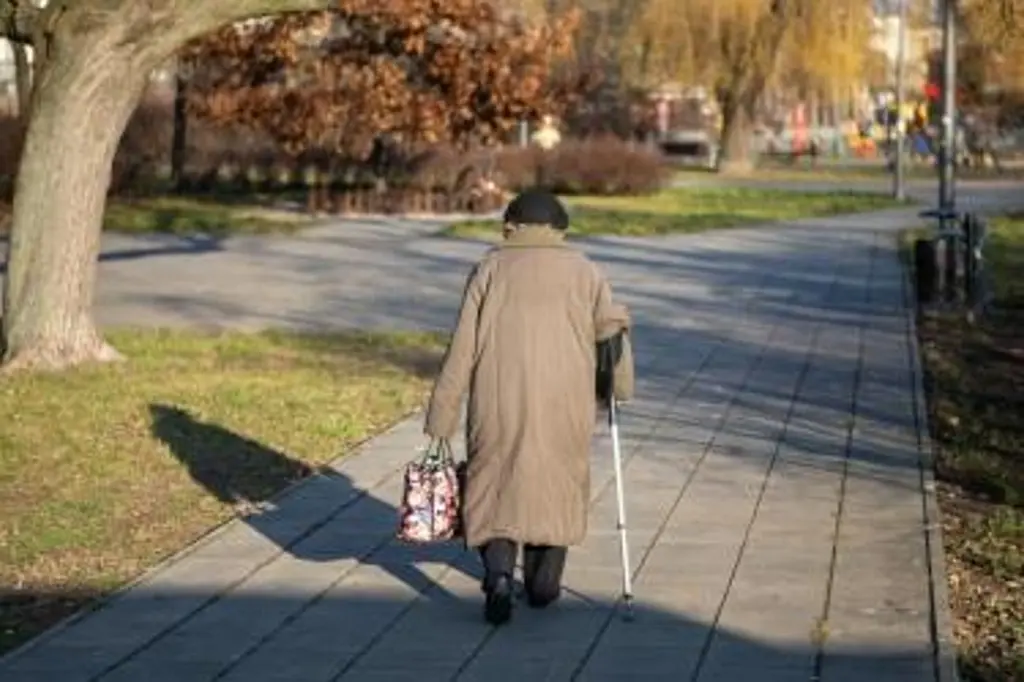 Większość Polaków nie sprawdza, ile wyniesie ich emerytura. Coraz więcej osób na nią odkłada