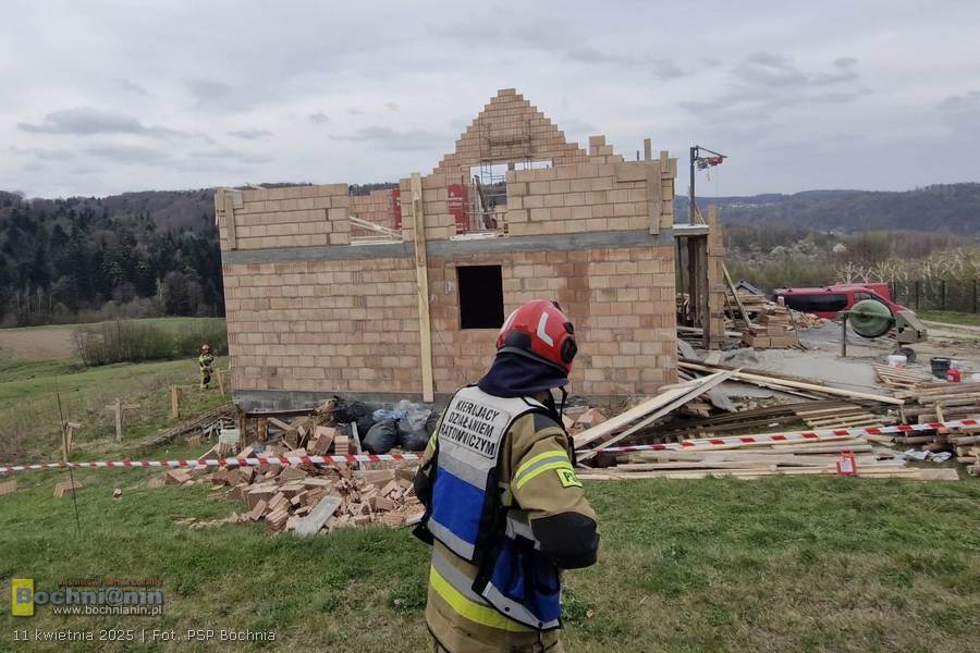 Sobolów. Wypadek na budowie. Dwóch pracowników spadło z rusztowania