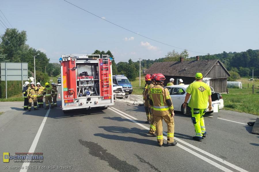 Zderzenie czołowe w Tymowej. Cztery osoby w szpitalu, utrudnienia na DK75