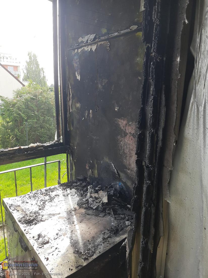 Brzesko. Pożar na balkonie w bloku. Szybka akcja strażaków zapobiegła tragedii