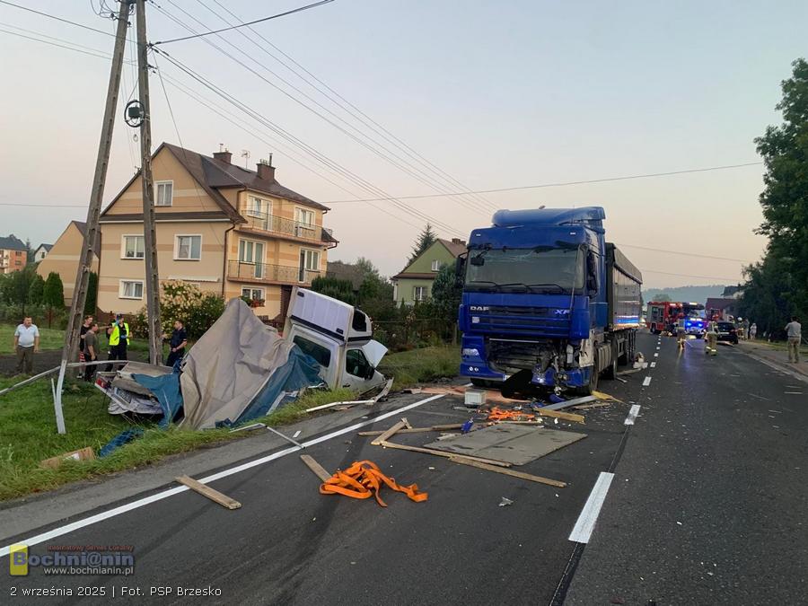 Wypadek na DK75 w Uszwi. Zderzenie trzech pojazdów