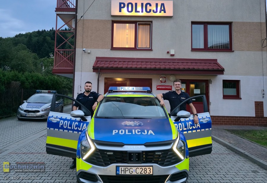 Policjanci z Czchowa uratowali mieszkańców Uszwi z płonącego domu