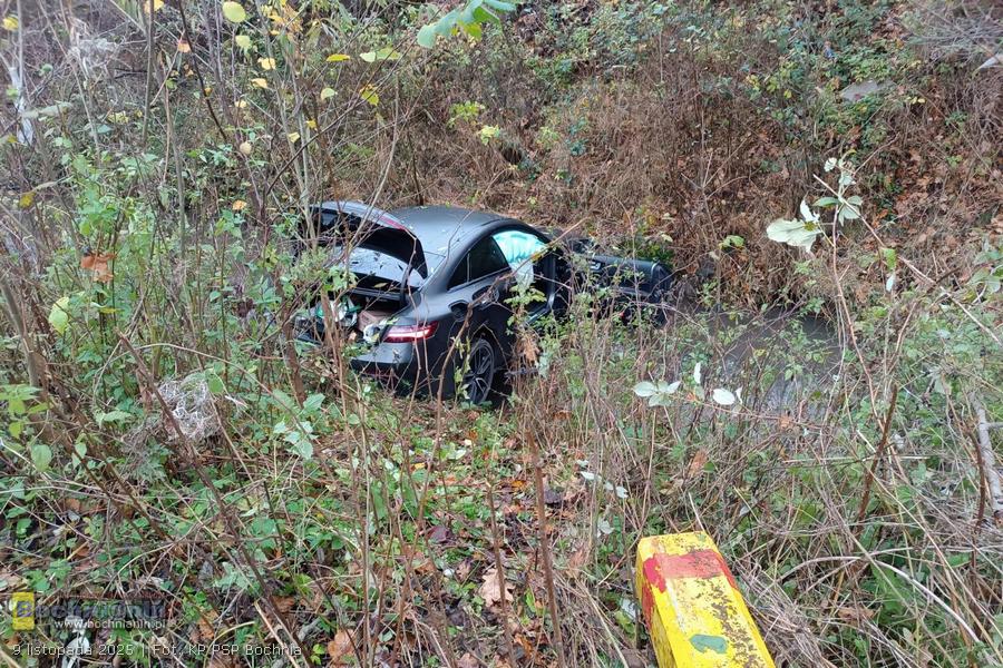 Samochód wpadł do potoku w Starym Wiśniczu. Dwie osoby trafiły do szpitala