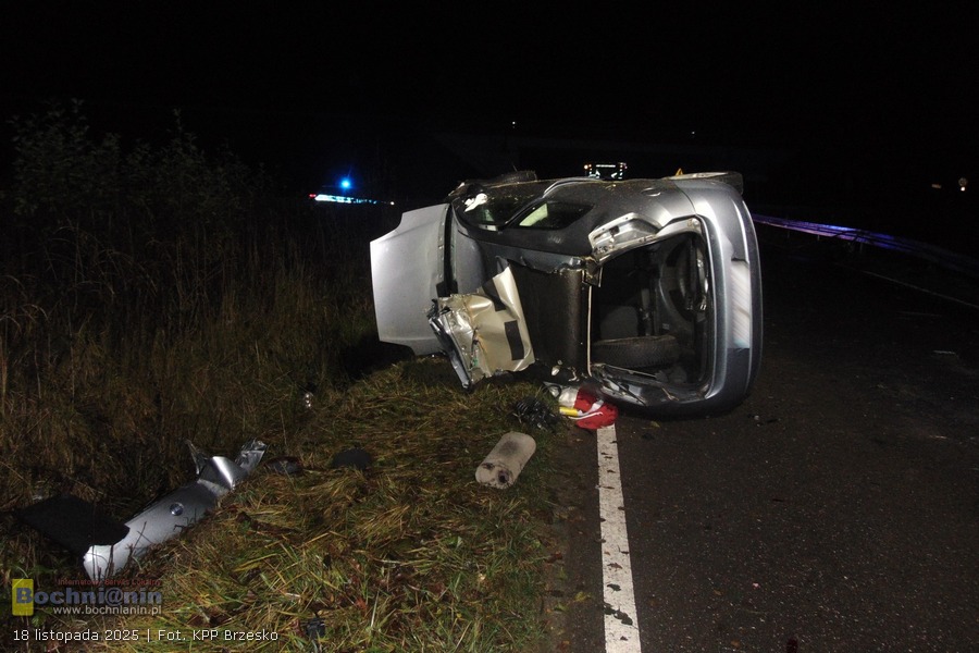 Nocne dachowanie w gminie Brzesko. Policja apeluje o ostrożność na drogach