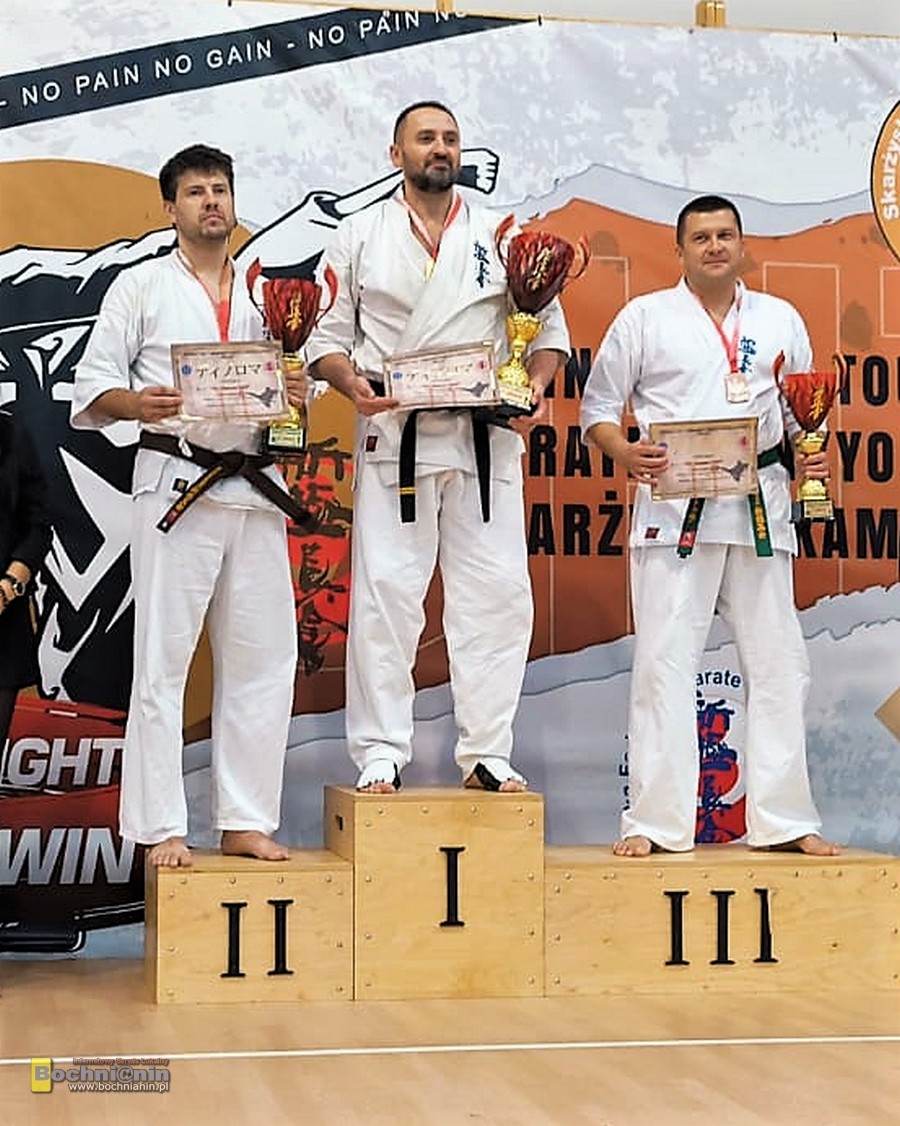 Komisarz Grzegorz Matura na podium międzynarodowego turnieju karate